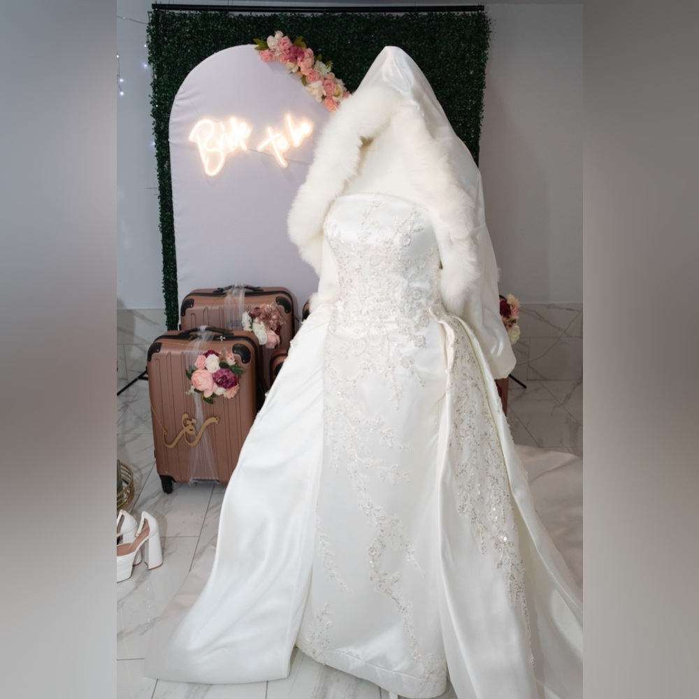 Hey guys, I am selling  my beautiful wedding dress. Text me for more info :)